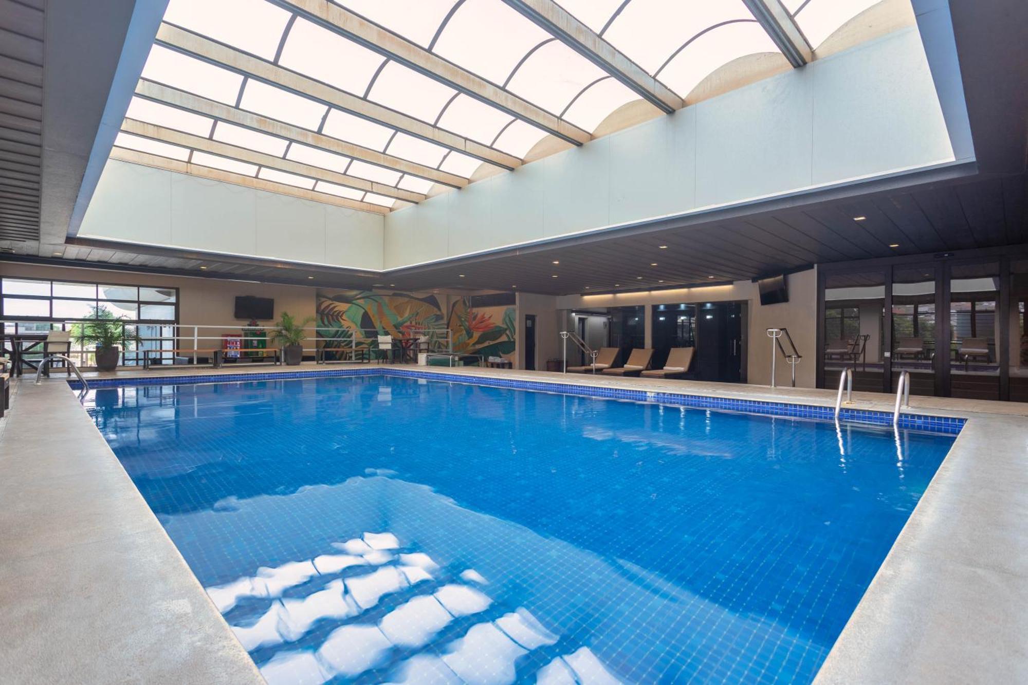 Ouro Minas Hotel Belo Horizonte, Dolce By Wyndham Exteriör bild The pool at the hotel