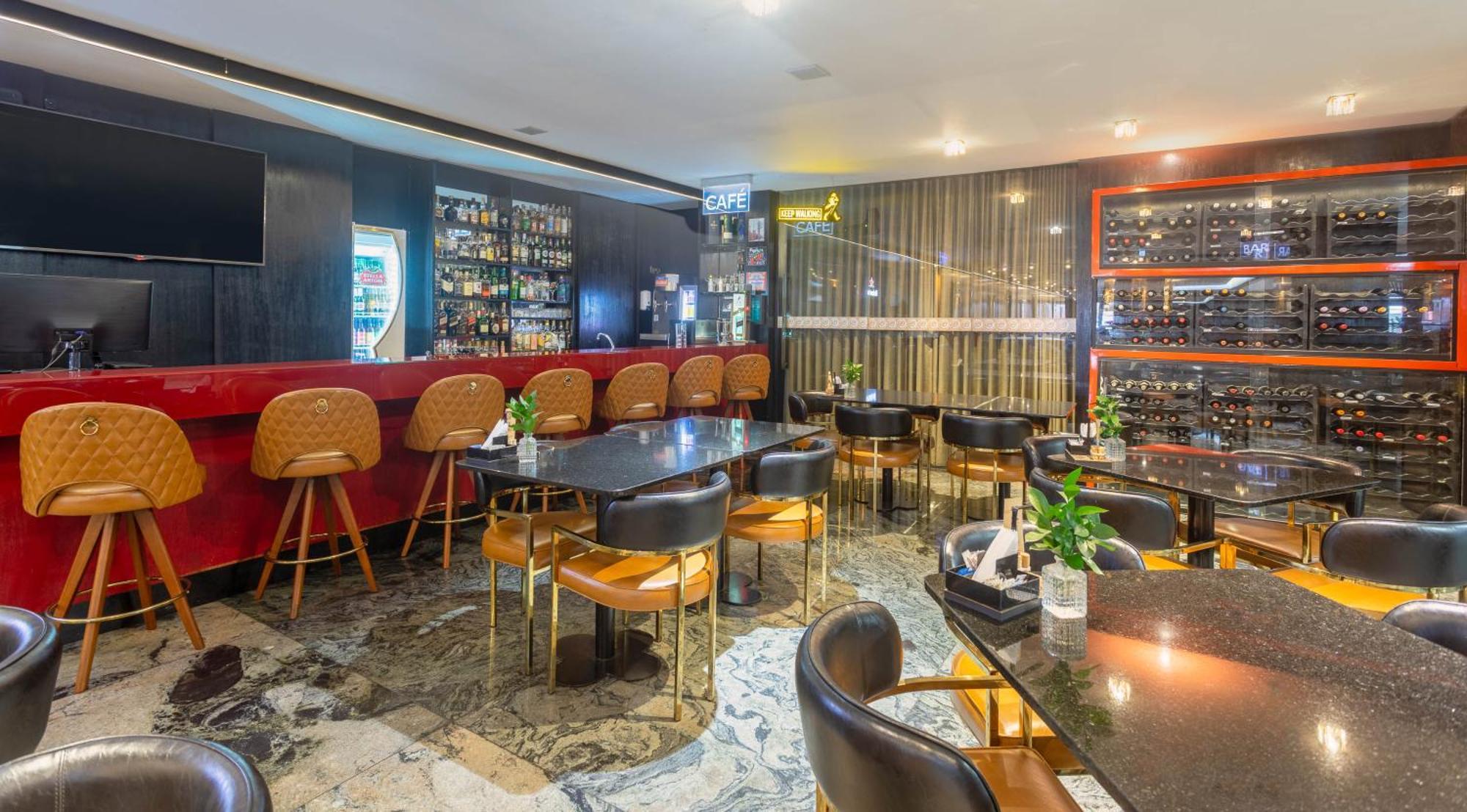 Ouro Minas Hotel Belo Horizonte, Dolce By Wyndham Exteriör bild The interior of the bar