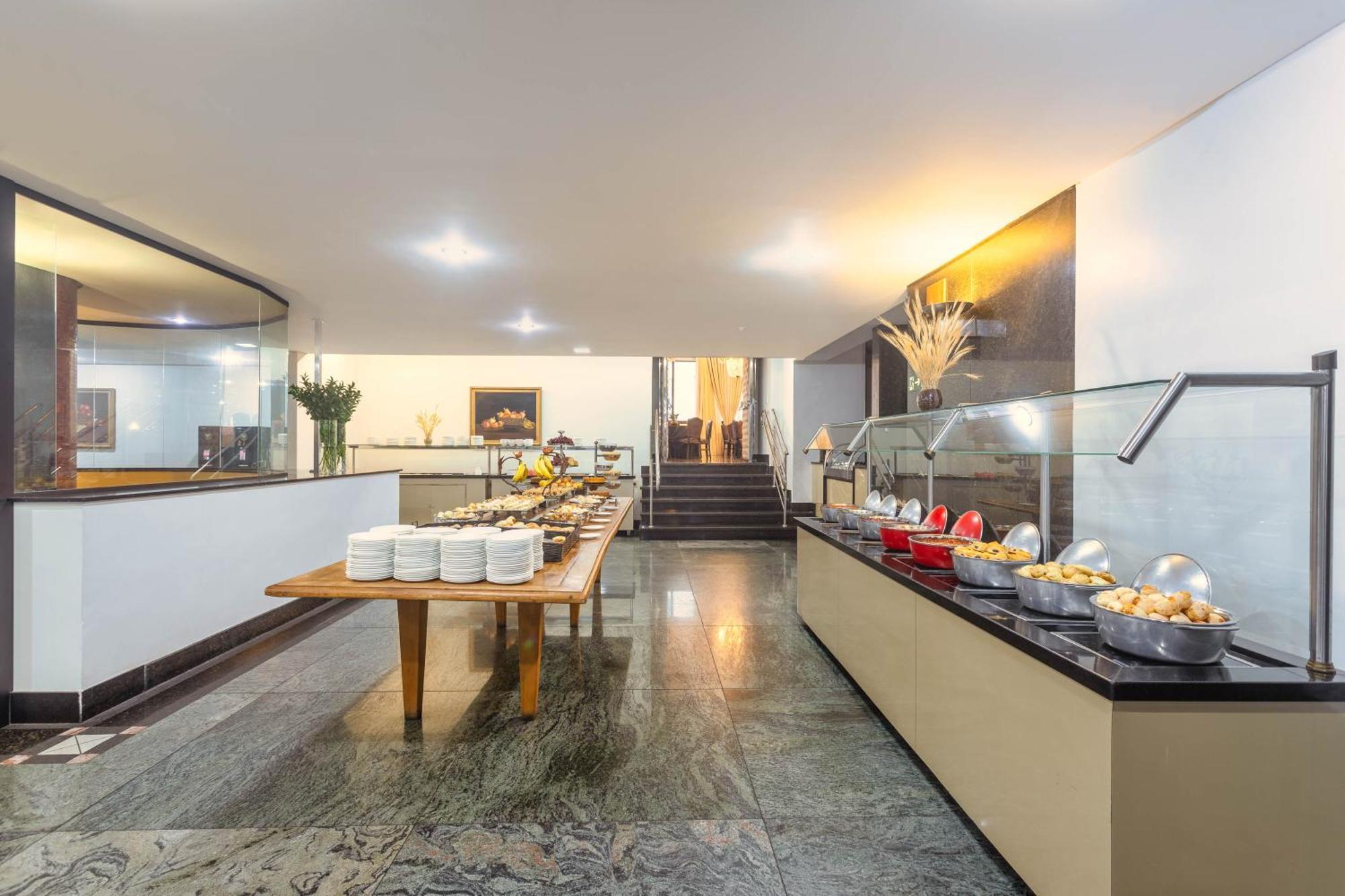 Ouro Minas Hotel Belo Horizonte, Dolce By Wyndham Exteriör bild The buffet at the airport's VIP lounge