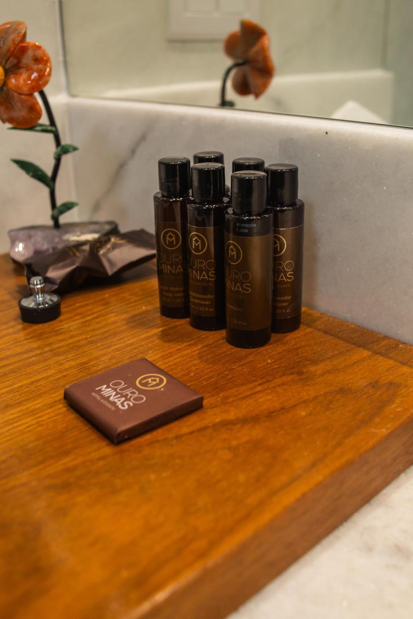 Ouro Minas Hotel Belo Horizonte, Dolce By Wyndham Exteriör bild A chocolate bar and a bottle of wine