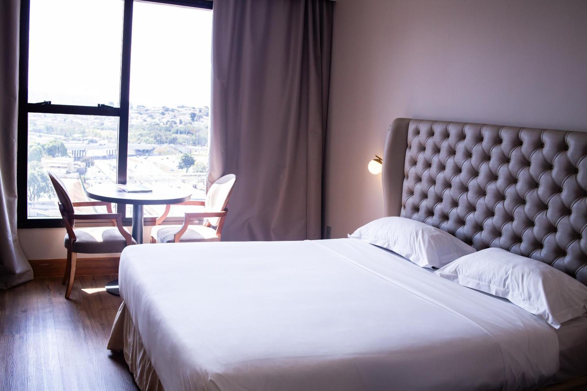 Ouro Minas Hotel Belo Horizonte, Dolce By Wyndham Exteriör bild A bedroom at the hotel