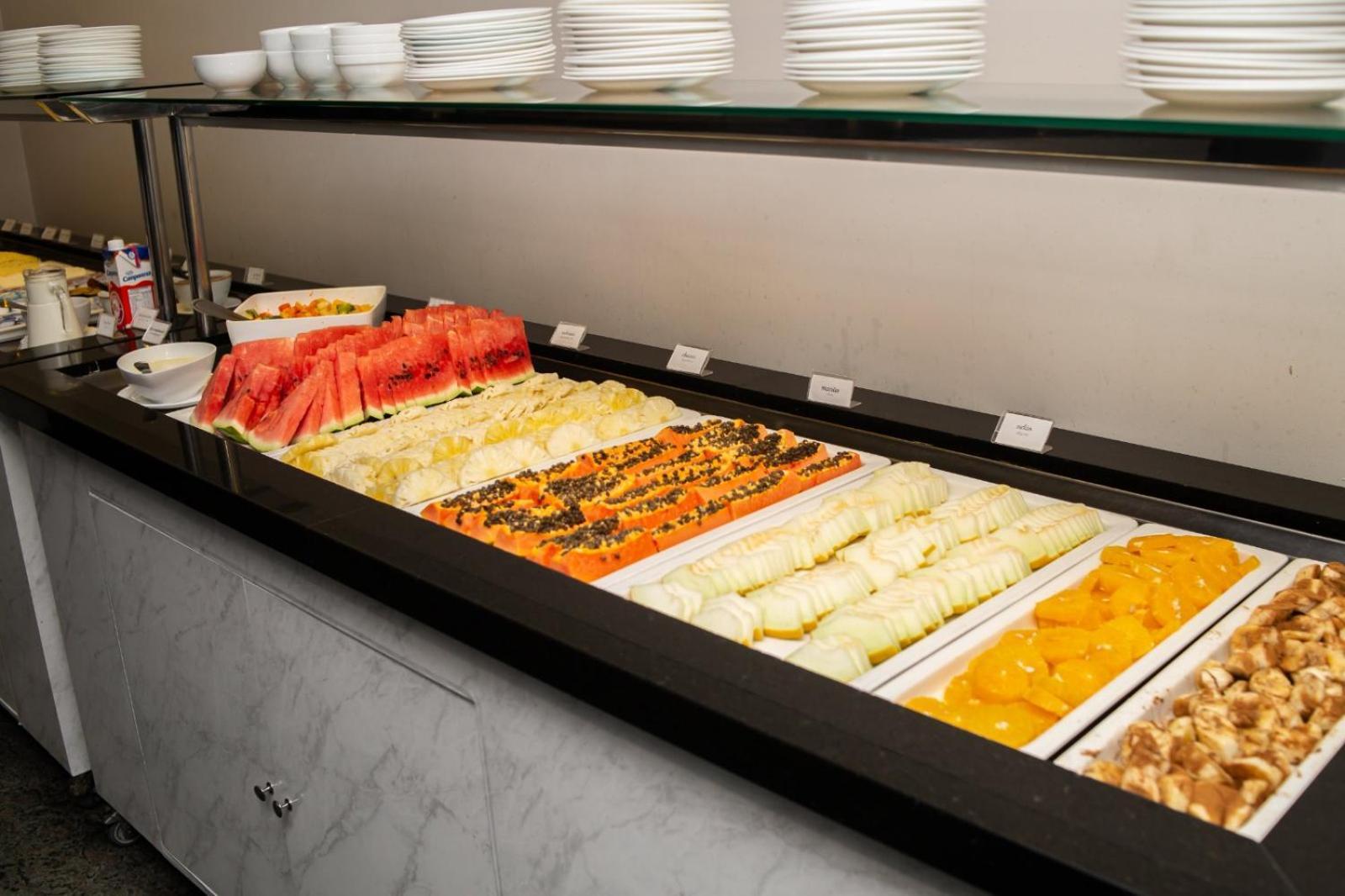 Ouro Minas Hotel Belo Horizonte, Dolce By Wyndham Exteriör bild A fruit salad buffet
